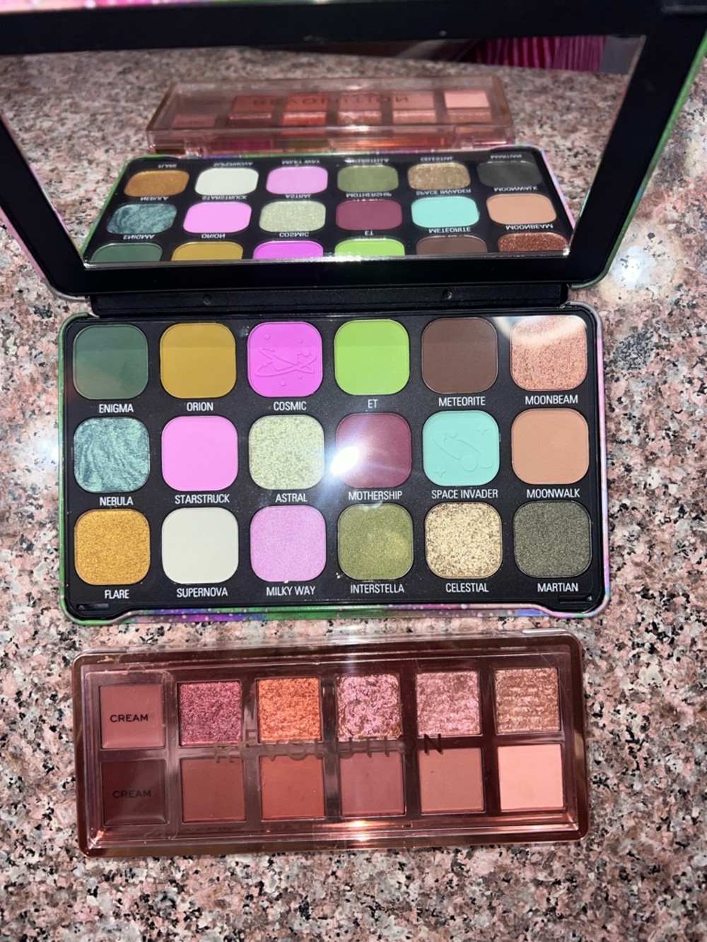 Makeup Revolution bundle Cosmic Greens & Pinks Eyeshadow Palette, icon pallet